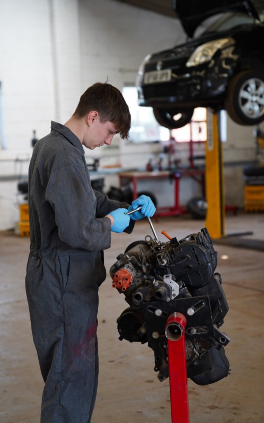 Replacing a car tyre