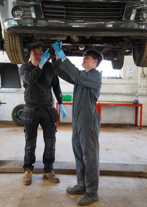 Replacing a car tyre